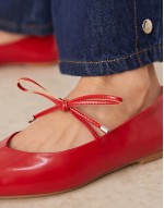 Lithe point-toe ballet with vamp tie in red